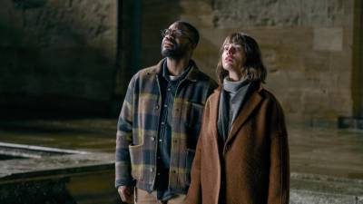 Fotograma cedido por Netflix donde aparecen Jovan Adepo, como Saul Durand, y Eiza González, como Auggie Salazar, durante una escena de la serie 'The 3 Body Problem'.