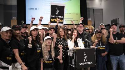 “Hacer huelga es algo muy grave que puede afectar a miles e incluso a millones de personas en todo el país y en todo el mundo. Llegamos con gran tristeza a esta encrucijada, pero no teníamos otra opción”, expresó la presidenta de la institución, Fran Drescher.