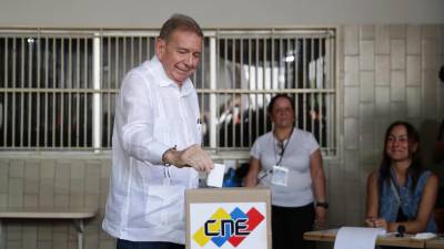 El candidato a la presidencia de Venezuela, Edmundo González Urrutia, vota el 28 de julio de 2024. EFE/ Ronald Peña R.