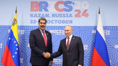 Maduro saluda al presidente ruso, Vladimir Putin, en la cumbre de los BRICS.