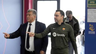 Imagen de archivo del presidente del FC Barcelona, Joan Laporta, y el técnico Xavi Hernández (d), a quien el Barcelona ha comunicado este viernes que no seguirá la próxima temporada al frente del equipo. EFE/ Alejandro García