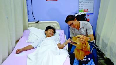 <b>Max, uno de los caninos del programa, comparte con un paciente. Fotos: Moisés Valenzuela.</b>