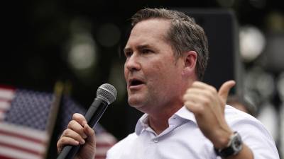 Fotografía de archivo del 27 de julio de 2021 del congresista Michael Waltz, hablando durante una manifestación cubano-americana, frente a la Casa Blanca en Washington .