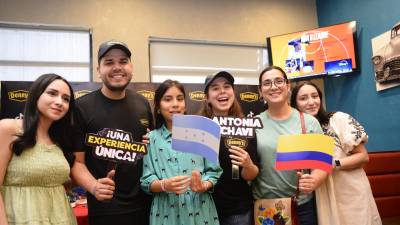 Antonia y Chavi se tomaron varias fotografías del recuerdo con sus fans hondureños.