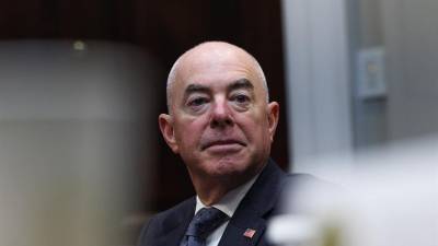 El secretario del DHS, Alejandro Mayorkas, anunció la extensión de los permisos de trabajo.