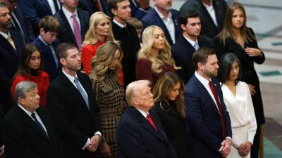 Trump y su familia asistieron a un servicio religioso junto al vicepresidente JD Vance y su esposa, Usha.