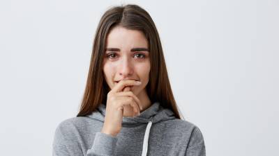 Muchas personas han sido programadas para creer que su obligación es ser feliz y que no pueden mostrar emociones negativas.