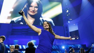 La española Karla Sofía Gascón, ganadora de la categoría de Actriz Europea por 'Emilia Pérez.