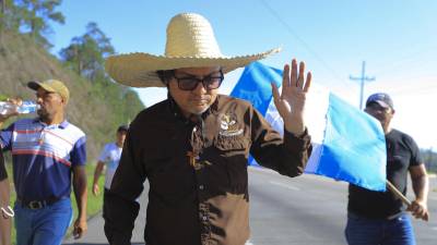 El sacerdote franciscano hondureño Leopoldo Serrano pidió este jueves a la presidenta de su país, Xiomara Castro, que lo reciba -tras caminar al menos 240 kilómetros- para exponerle las necesidades de su comunidad, en el departamento de Santa Bárbara (oeste), cuyos habitantes son damnificados de las tormentas Eta e Iota en 2020.