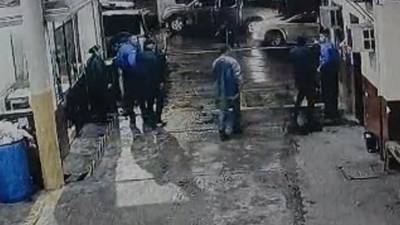 Imagen del momento en que el diputado Mario Pérez apunta al guardia con un arma de fuego.