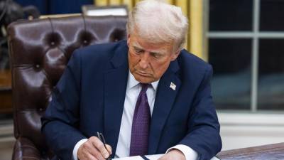 El presidente de Estados Unidos, Donald Trump, firma numerosas órdenes ejecutivas en su primer día de mandato.