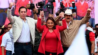 <b><span class=mln_uppercase_mln>Respaldo.</span></b> Xiomara Castro reaccionó al llegar al día clave en la elección; su esposo e hijo la respaldaron en acto previo a la marcha.<span class=mln_uppercase_mln> </span>