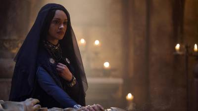 Fotografía cedida por la producción de Anillos del Poder, de la actriz Cynthia Addai-Robinson, durante un fragmento de la serie Anillos de Poder.