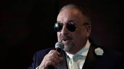 La salsa perdió a una de sus figuras más influyentes. Willie Colón falleció a los 75 años, según confirmó su familia mediante un comunicado difundido en redes sociales. El intérprete de “El Gran Varón” había sido hospitalizado días antes en Nueva York, lo que había generado preocupación en el mundo artístico.