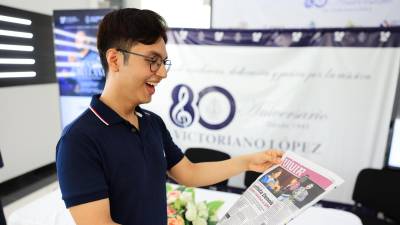 El sopranista hondureño Dennis Orellana lee una entrevista con él que publicó Diario LA PRENSA este lunes 4 de mayo.