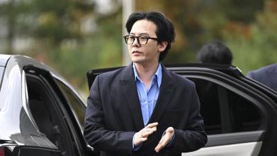 La estrella de K-pop G-Dragon al momento de ingresar al Tribunal.