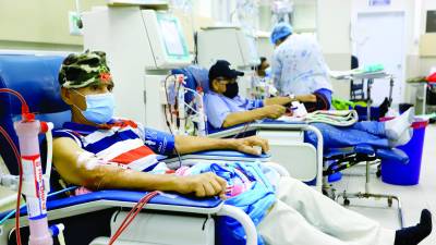 El director Gaspar Rodríguez se reunió el lunes con jefas de enfermería para buscar una solución en las salas de diálisis; ayer en el Colegio Médico de Honduras (CMH), se exigió que se resuelvan los problemas de equipo y personal. Fotos: Moisés Valenzuela