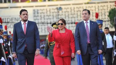La presidenta de Honduras, Xiomara Castro de Zelaya, se sumó este viernes 15 de septiembre a las celebraciones por los 202 años de Independencia, y lo hizo con un vibrante traje rojo.