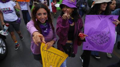 Varias mujeres marchan durante la conmemoración del Día Internacional de la Mujer, hoy, en Tegucigalpa (Honduras).