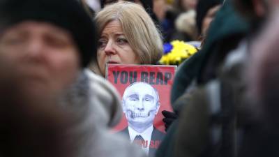 Personas realizan un mitin para conmemorar el primer aniversario de la invasión rusa de Ucrania en el Monumento a la Libertad en Riga, Letonia, el 24 de febrero de 2023.