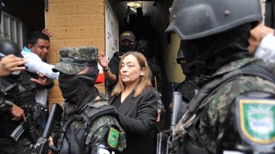 Fotografía muestra el momento en que la exministra de Finanzas, Rocío Tábora, es trasladada este miércoles 15 de noviembre hacia los juzgados anticorrupción en Tegucigalpa.