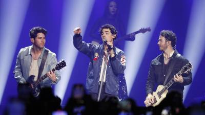 Los cantantes Nick (i), Joe (d) y Kevin Jonas (c), integrantes de la banda Jonas Brothers, se presentaron este viernes en el Movistar Arena en Bogotá (Colombia).