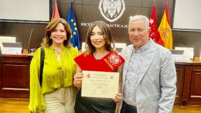 Andrea Cristier Alvarado Mejía junto a sus padres.