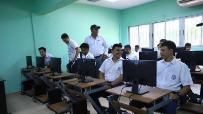 Estudiantes del Infop reciben clases en uno de los dos laboratorios inaugurados en Infop San Pedro Sula. Foto: Franklyn Muñoz.