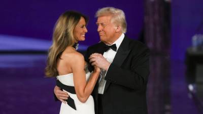 El mandatario y la primera dama de Estados Unidos, Donald y Melania Trump, aparecieron el lunes conjuntados en blanco y negro en su primer baile presidencial, para el que eligieron la canción ‘Battle Hymn of the Republic’, de la autora estadounidense Julia Ward Howe.