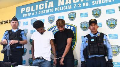 <b><span class=mln_uppercase_mln>Implicados.</span></b> Los capturados y los celulares que, según la Policía, les robaron a los pasajeros.