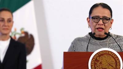 La secretaria de Gobernación, Rosa Icela Rodríguez, habla durante su participación en la rueda de prensa de la presidenta de México, Claudia Sheinbaum, este viernes, en el Palacio Nacional de la Ciudad de México (México).