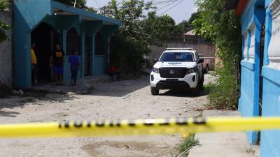 Una mujer identificada como Vilma Meléndez murió la mañana de este martes 4 de agosto de 2026 tras sufrir una caída en unas gradas de la colonia Valle de Sula, en San Pedro Sula, Cortés. El hecho ocurrió cerca de la 33 calle, donde su cuerpo fue encontrado mientras agentes de la Policía Nacional resguardaban la escena.
