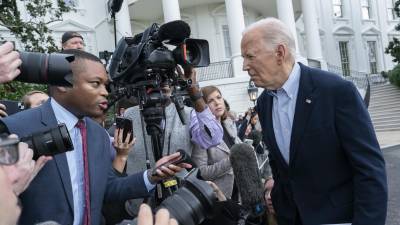 El presidente de Estados Unidos, Joe Biden, habla con los medios de comunicación antes de partir en el Marine One desde la Casa Blanca, Washington.