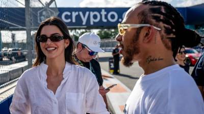 Antes de salir con Kim Kardashian, Lewis Hamilton fue vinculado con la hermana menor de esta, Kendall Jenner. El piloto británico, de 41 años, y Jenner, de 30, desataron rumores de romance en 2015 cuando ella fue fotografiada luciendo su cadena de oro durante el Gran Premio de Mónaco en Montecarlo.