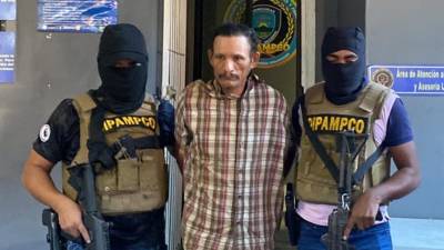 Vega, custodiado por agentes de la Dipampco en San Pedro Sula.