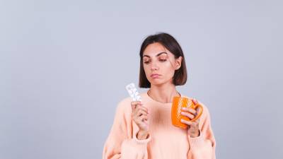 “Las personas que por lo demás están sanas pueden estar menos dispuestas a aceptar estos efectos adversos potencialmente graves”.