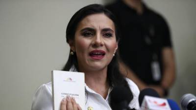 La vicepresidenta electa de Ecuador Verónica Abad habla en una rueda de prensa este jueves, en Quito (Ecuador).