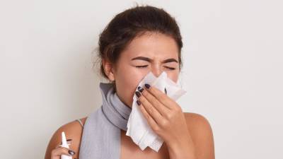 La sinusitis crónica se define como obstrucción nasal, drenaje nasal, presión facial y/o disminución del sentido del olfato.
