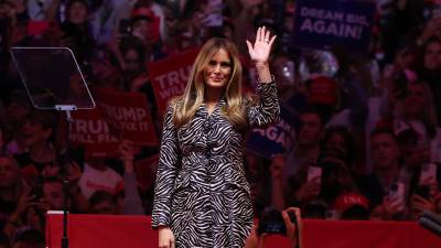 Fotografía de archivo del 27 de noviembre de 2024 de Melania Trump, esposa del presidente electo estadounidense Donald Trump, saludando en el Madison Square Garden de Nueva York.
