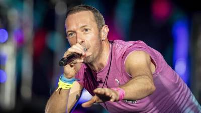 Fotografía de archivo del cantante británico Chris Martin, líder de la banda británica Coldplay, mientras se presenta en el estadio Parken en Copenhague, Dinamarca, el 5 de julio de 2023.
