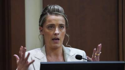Whitney Henriquez, hermana de la actriz Amber Heard, testifica en el estrado durante el juicio por difamación de Johnny Depp contra su ex esposa.