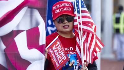 Partidarios de la campaña del candidato presidencial republicano Donald J. Trump participan en la votación anticipada en persona, en el lugar de votación del Centro de Gobierno del Condado de Fairfax en Fairfax, Virginia, Estados Unidos.
