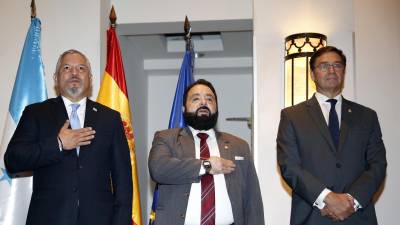El embajador de España en Honduras, Diego Nuño García posa con el canciller de Honduras, Eduardo Enrique Reina y el presidente del Parlamento hondureño, Luis Redondo, durante la conmemoración de la Fiesta Nacional de España, este jueves en Tegucigalpa (Honduras).