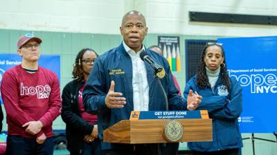 El alcalde de la ciudad de Nueva York, Eric Adams (c), denuncia una crisis por la llegada masiva de migrantes.