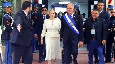 Nasry Asfura asumió este martes 27 de enero de 2026 la Presidencia de la República en una ceremonia solemne realizada en el hemiciclo del Congreso Nacional; sin embargo, más allá del acto protocolario, una de las figuras que captó la atención fue la primera dama, Lissette Del Cid, quien acompañó al mandatario desde su llegada al recinto legislativo.