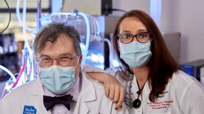 los doctores Peter Jay Hotez (i) y Maria Elena Bottazzi (d) posando en el laboratorio del Texas Children's Hospital.