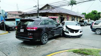 <b>Conductores de dos carros chocaron en la 4 avenida del barrio Guamilito. Foto: Yoseph Amaya.</b>