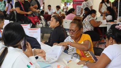 Migrantes de diferentes nacionalidades permanecen en espera de regularizar su situación migratoria este lunes, en el municipio de Tapachula en Chiapas (México).