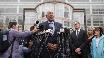 El abogado defensor penal Mark Geragos (c) habla con los medios tras una audiencia sobre si reconsiderar la condena por asesinato en primer grado de Lyle y Erik Menéndez.