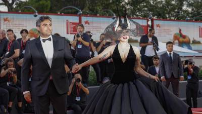 La cantante y actriz estadounidense Lady Gaga (derecha) con Michael Polansky llegan al estreno de ‘Joker: Folie a Deux’ en el 81 ° Festival Internacional de Cine de Venecia.